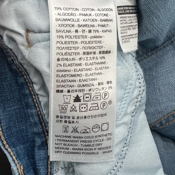 Levi's Women's Mid Length Cuffed Hem Denim Shorts Size 28 - Picture 7 of 7